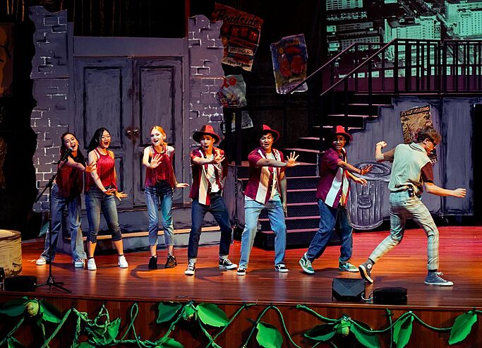  pupils-singing-stage-performance-brighton-vibhavadi-thailand 