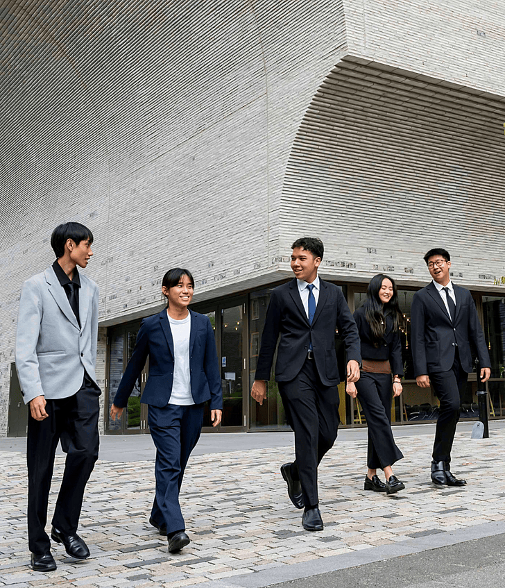  Brighton College Vibhavadi pupils smiling and posing for a group photo during Open House, reflecting joy and community at one of the best international schools in Thailand. 
