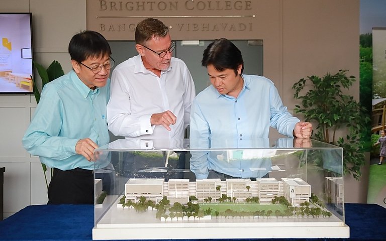  Brighton College UK Design Director visiting Vibhavadi campus, supporting international collaboration and innovative education in Bangkok. 