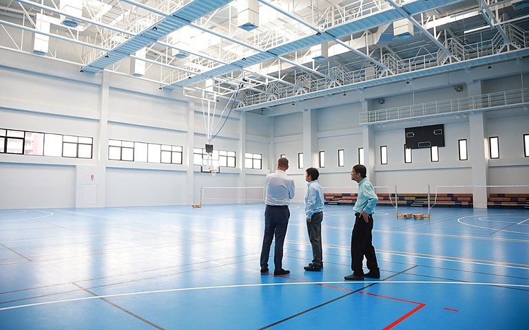  Design Director from Brighton College UK engaging with staff at the Vibhavadi campus, highlighting global connections in international education. 