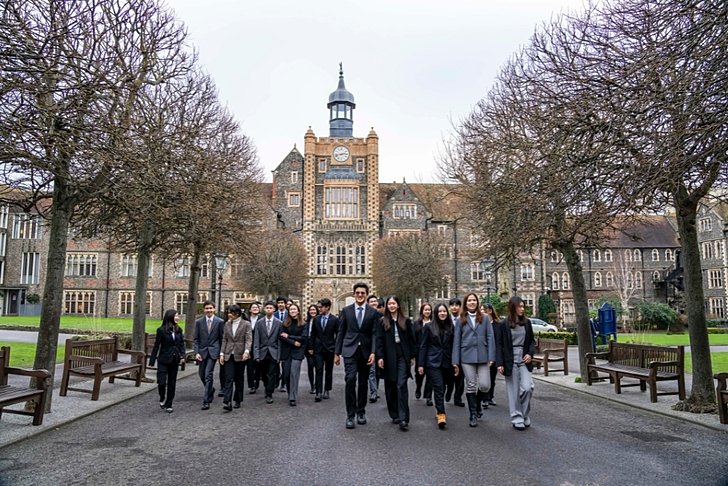  Brighton College Vibhavadi Sixth Form pupils on a UK trip, gaining global perspective and cultural understanding beyond the classroom. 
