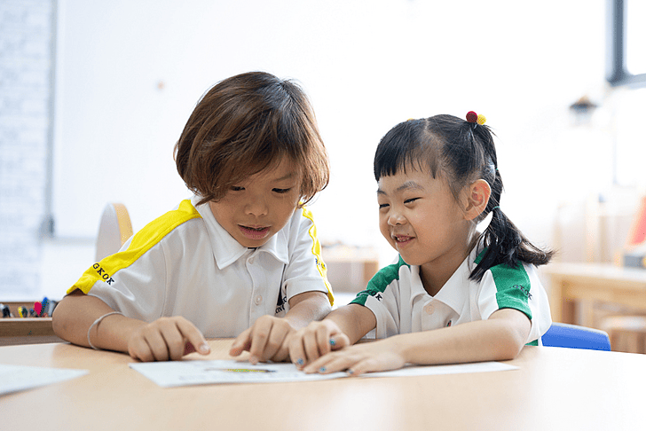  Brighton College Vibhavadi Pupils are reading with the smile   