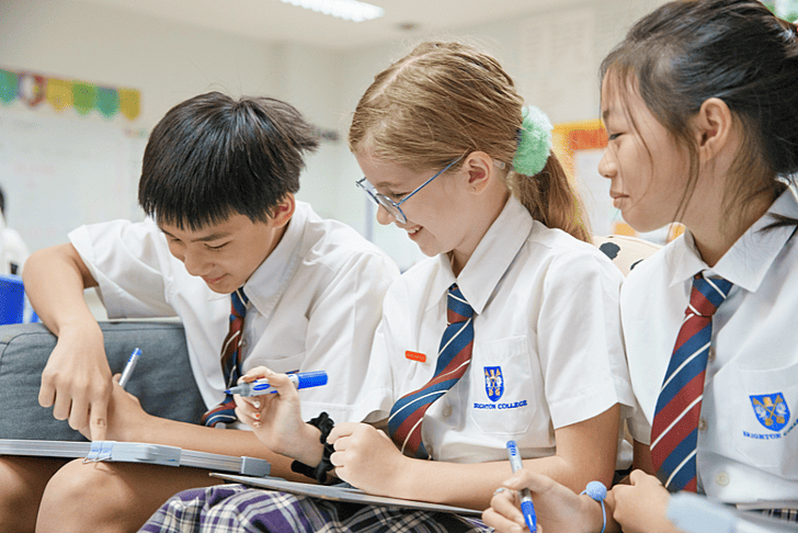  Brighton college Vibhavadi pupils write answer on the board  