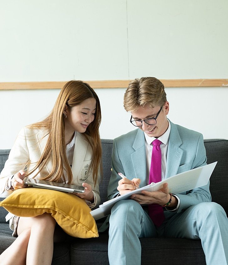  Pupils supporting each other through peer teaching at Brighton College Vibhavadi, reflecting collaboration and kindness in learning. 