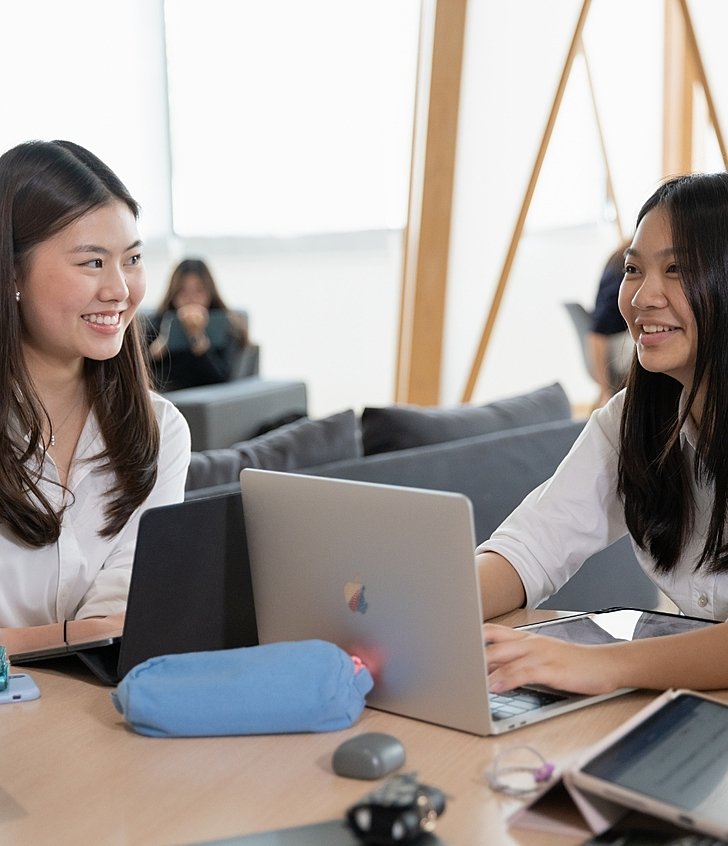  Pupils talking and studying together at Brighton College Vibhavadi, reflecting a learning environment built on kindness and teamwork. 