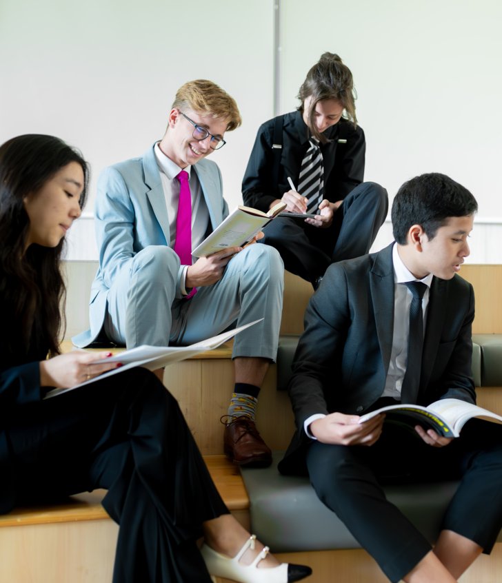  pupilsindayhousereading tis  