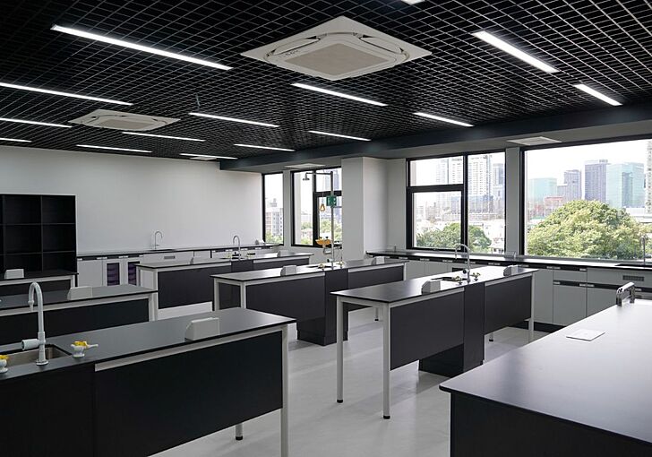  Brighton College Vibhavadi’s science laboratory, supporting hands-on STEM education and future-ready learning. 