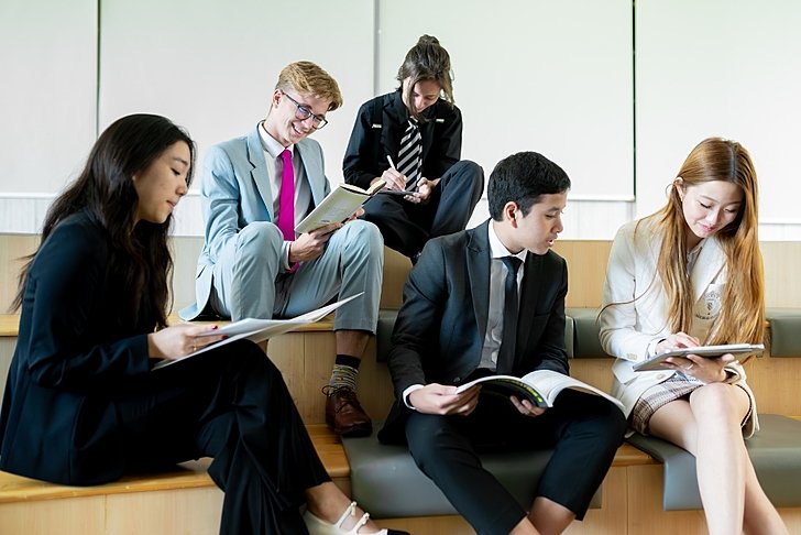  Pupil reading independently at Brighton College Vibhavadi, where Sixth Form encourages critical thinking and academic independence. 