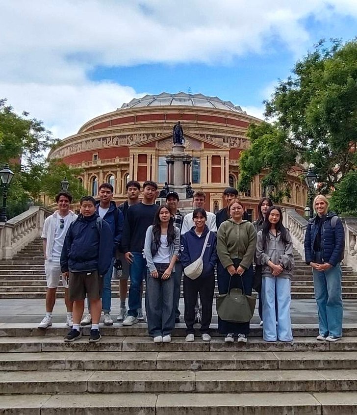  Brighton College Vibhavadi Sixth Form pupils visiting universities in the UK, gaining insight and inspiration for future academic pathways. 